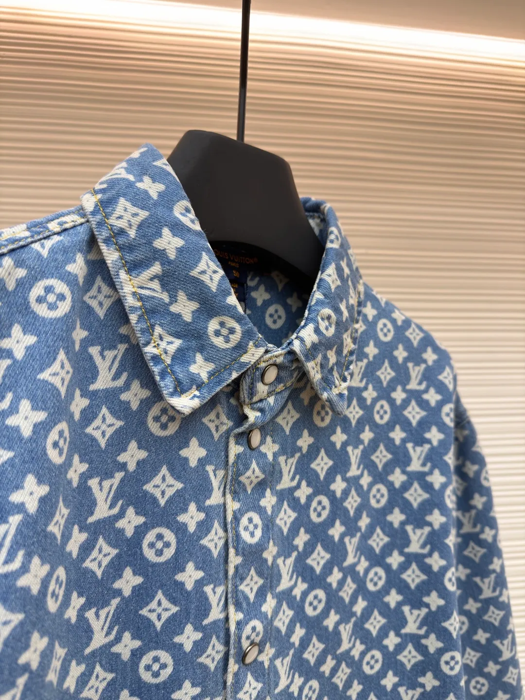LOUIS VUITTON full-print denim jacket ●Original version: Purchased and developed for 15800 ●Item number: 1681926-B65 ●Material: denim fabric ●Technology: laser watering ●Version: fitted version ●Weight: about 710 grams ●Size: 46-48-50-52 ●Description: Customized blue shadow encrypted cotton classic pattern denim, as moist as cotton, comfortable and skin-friendly, indigo elegance With a retro charm and a modern sense of fashion, denim is used as the canvas, and the iconic Monogram pattern is laid out on it. Every inch of the warp and weft hides the glorious history and fashion heritage of Louis Vuitton. The tough lines of matching work shirts exude a sense of luxury from the inside out. No need to make a fuss, the aura is self-evident. The stunning work in the fashion feast is the laser burning process. The advanced process of using laser technology to carve patterns. Project the laser onto the surface of the material, causing the material to be locally heated and melted. The LV logo pattern can be formed to accurately control the position and shape. The double process of washing and light frying is to desize and wash the denim material first, and then perform sand washing to produce a fading effect. The denim jacket is fried through special chemical treatment to give a special contrasting color effect. Prioritize the spray horse slide and then rub it by hand to create a gradient effect. Use a spray gun to accurately spray the reagent solution to the designated position according to the design requirements. Let the reagent react chemically with the fabric to form a gradual gradient effect, and finally boil it to solidify the color. The overall wiring is straight and delicate, the fabric is comfortable and soft, and the color is consistent without color difference. It can be matched with the same style to create a fashionable look for various occasions. Customized accessories, complete with three standards, same style for men and women!